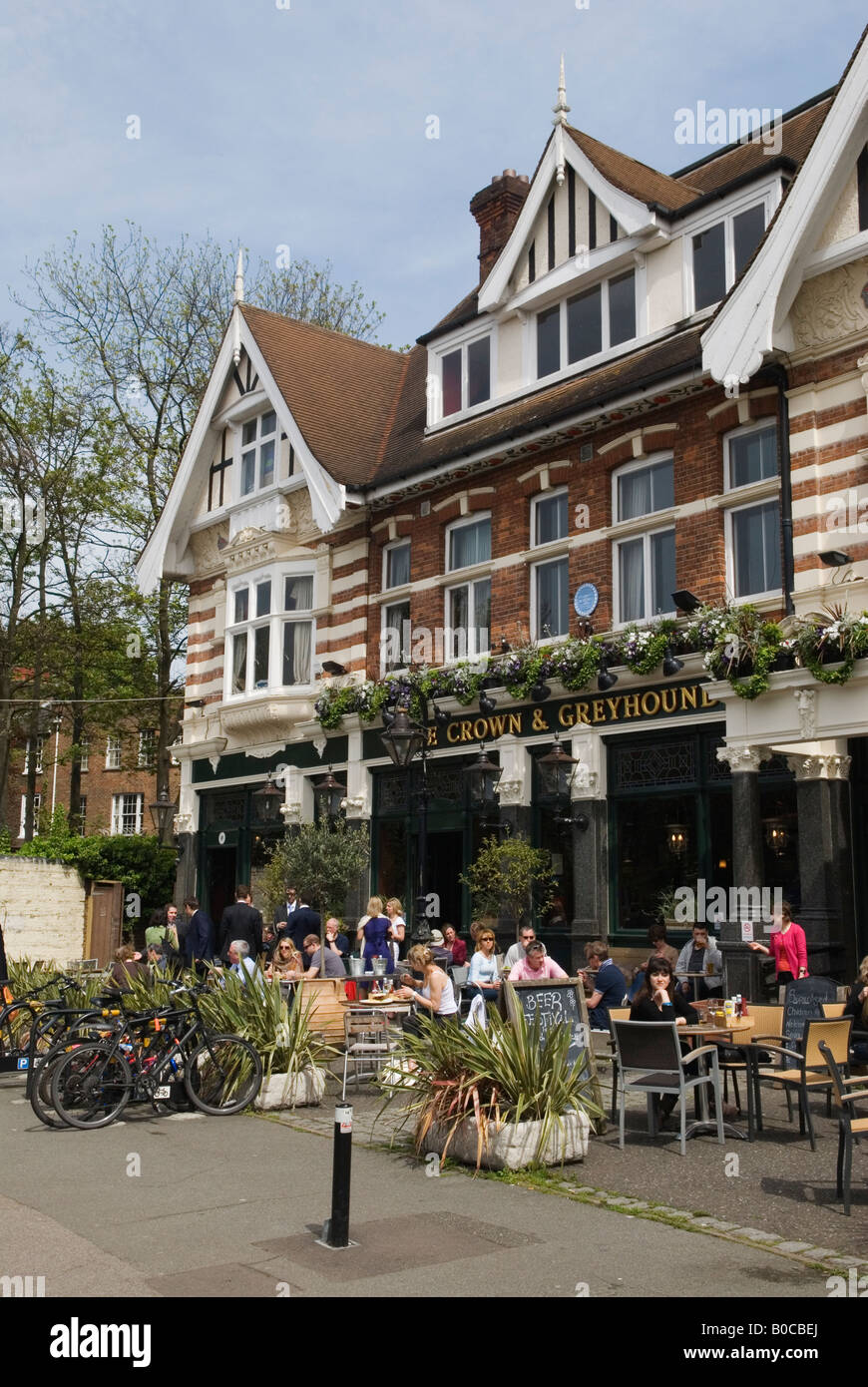 Dulwich villaggio a sud di Londra SE21 Londra UK College Road la corona e il Greyhound Public House persone sole estivo HOMER SYKES Foto Stock