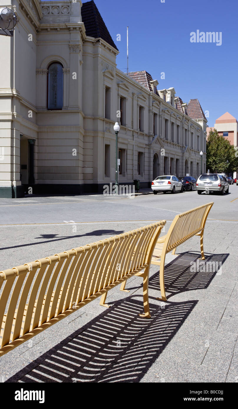 Banco di giallo ombra di colata di fronte al Palazzo Comunale in Fremantle, Australia occidentale Foto Stock