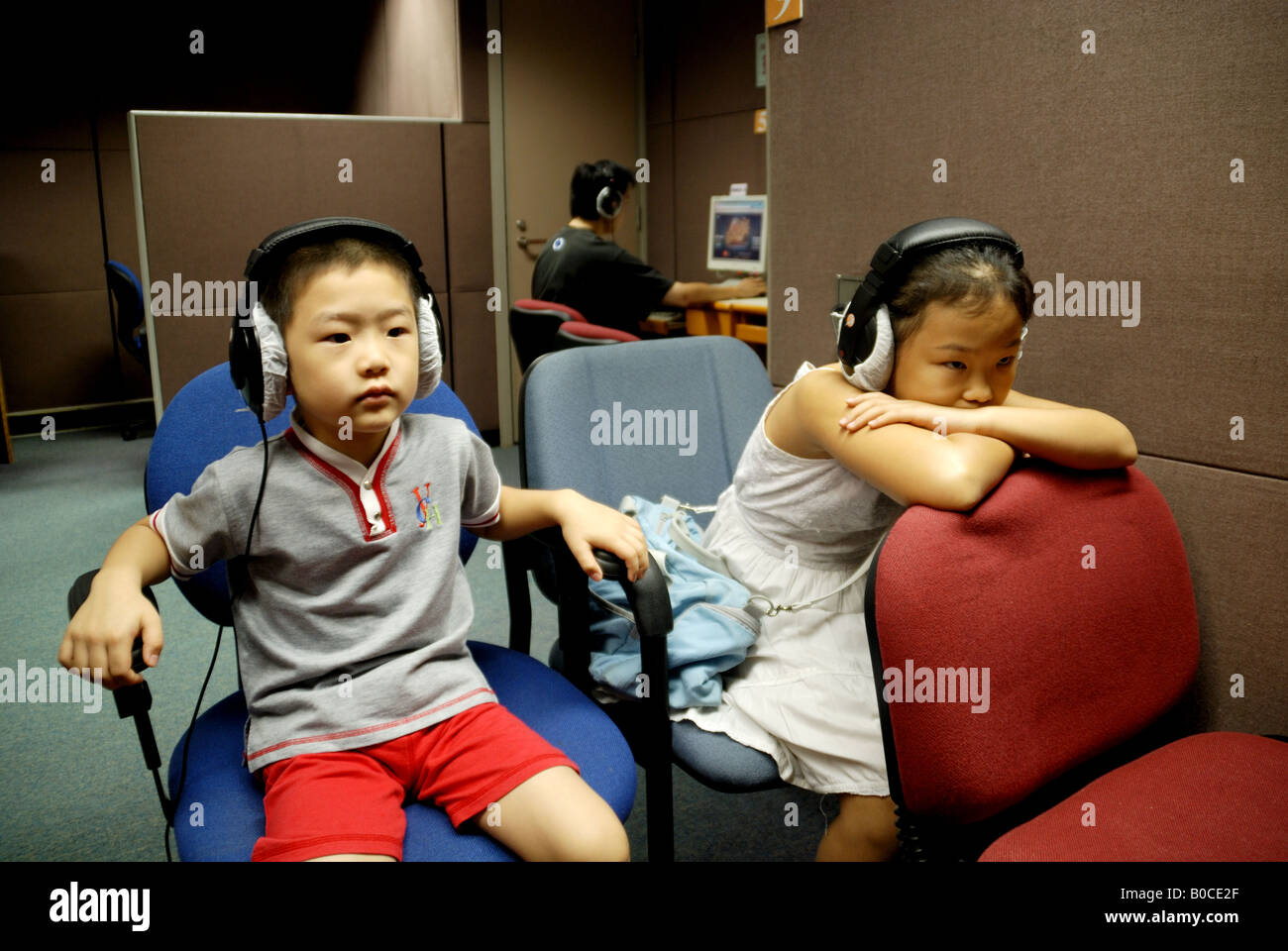 Un ragazzo e una ragazza guarda il filmato nella libreria， Foto Stock