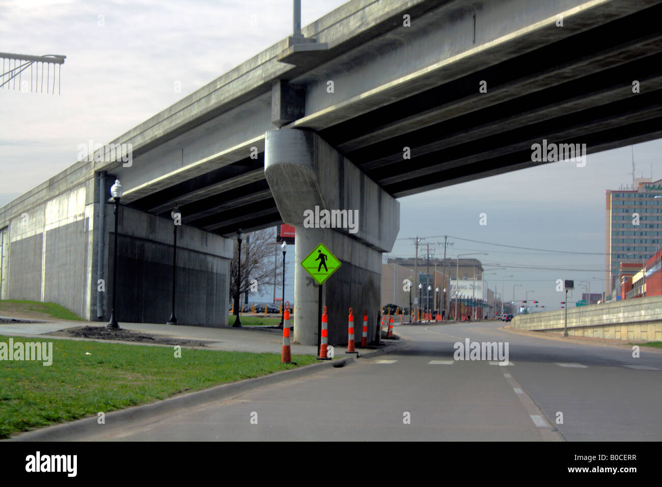 Autostrada sopraelevata, visto dalla strada sottostante. Foto Stock