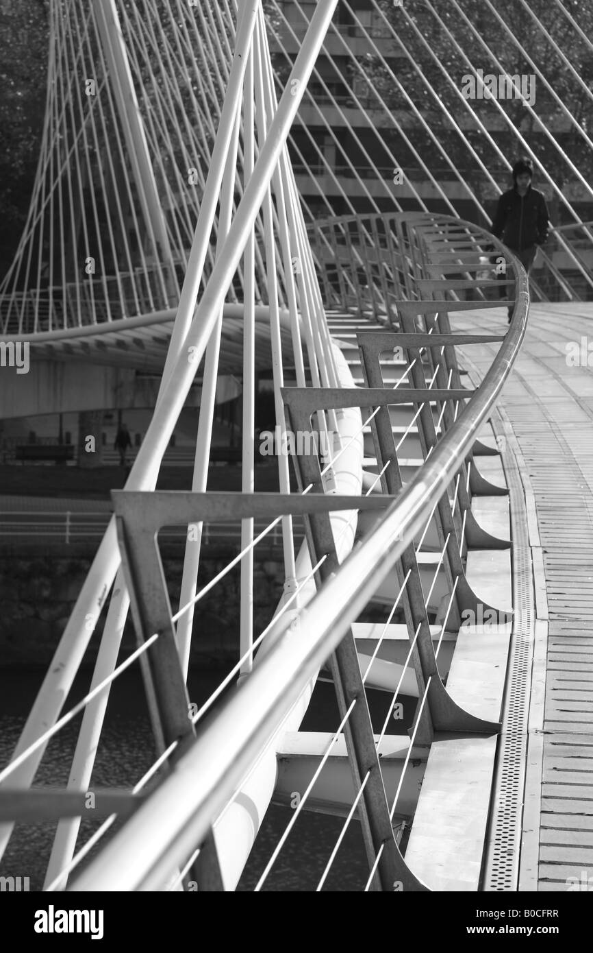Puente Ponte Zubizuri progettato da Calatrava, Bilbao, Pais Vasco, Paesi Baschi Foto Stock