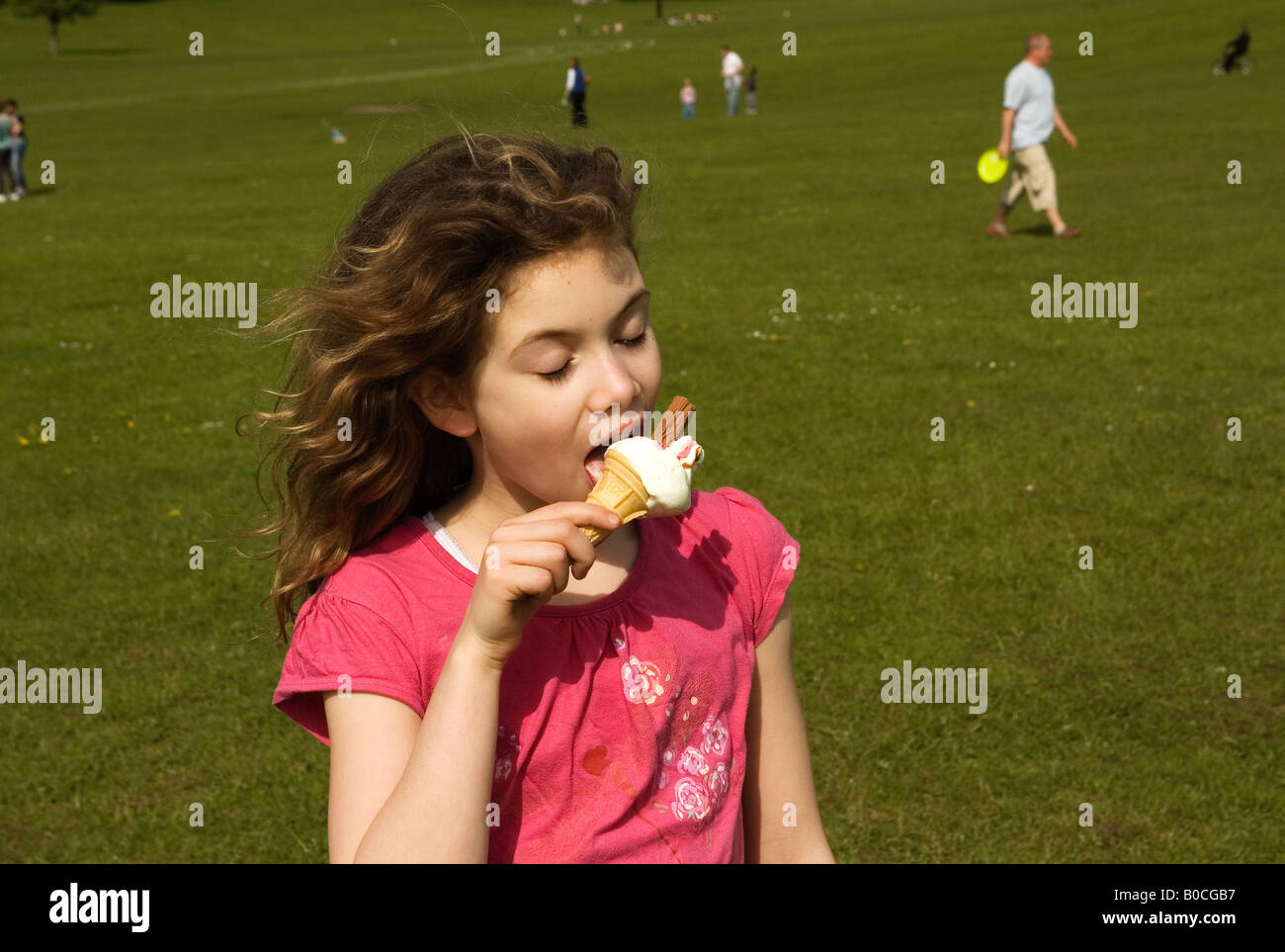 Ragazza a mangiare il gelato Foto Stock