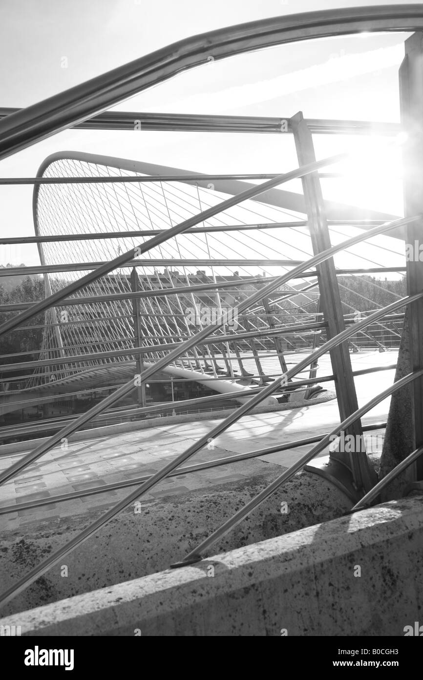Puente Ponte Zubizuri progettato da Calatrava, Bilbao, Pais Vasco, Paesi Baschi Foto Stock