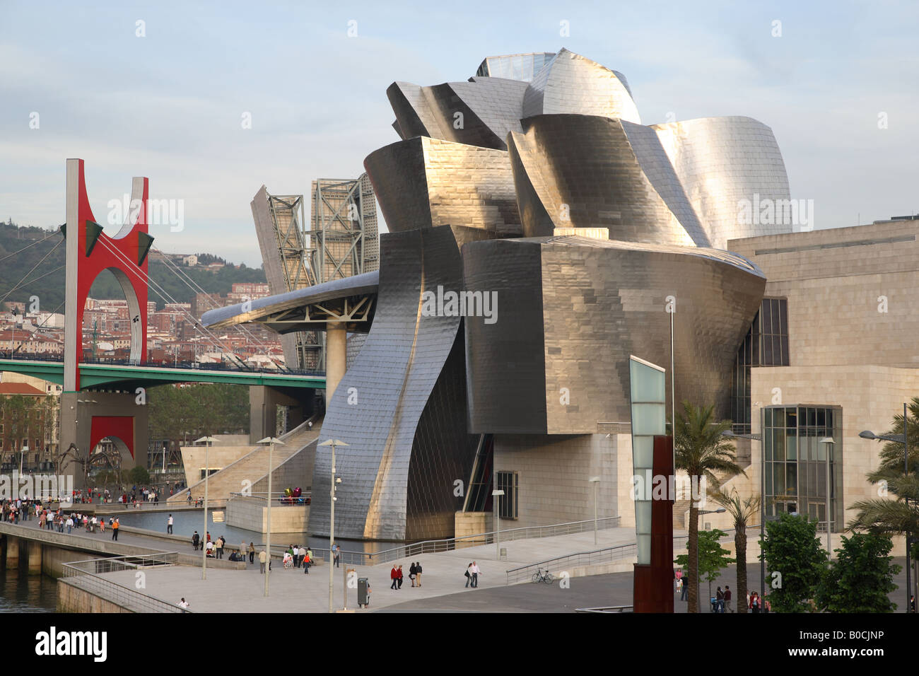 Arte Guggenheim Museum con il Puente de la Salve Bridge, Bilbao, Pais Vasco, Paesi Baschi Foto Stock