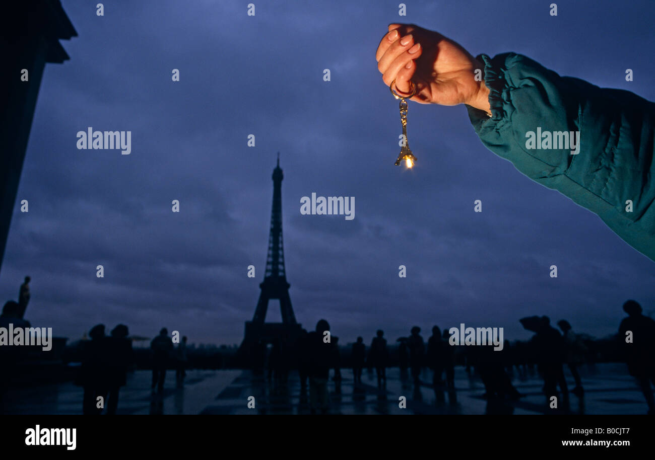 Souvenir turistici pendente da un lato anteriore della Torre Eiffel al Trocadero Parigi Francia Foto Stock