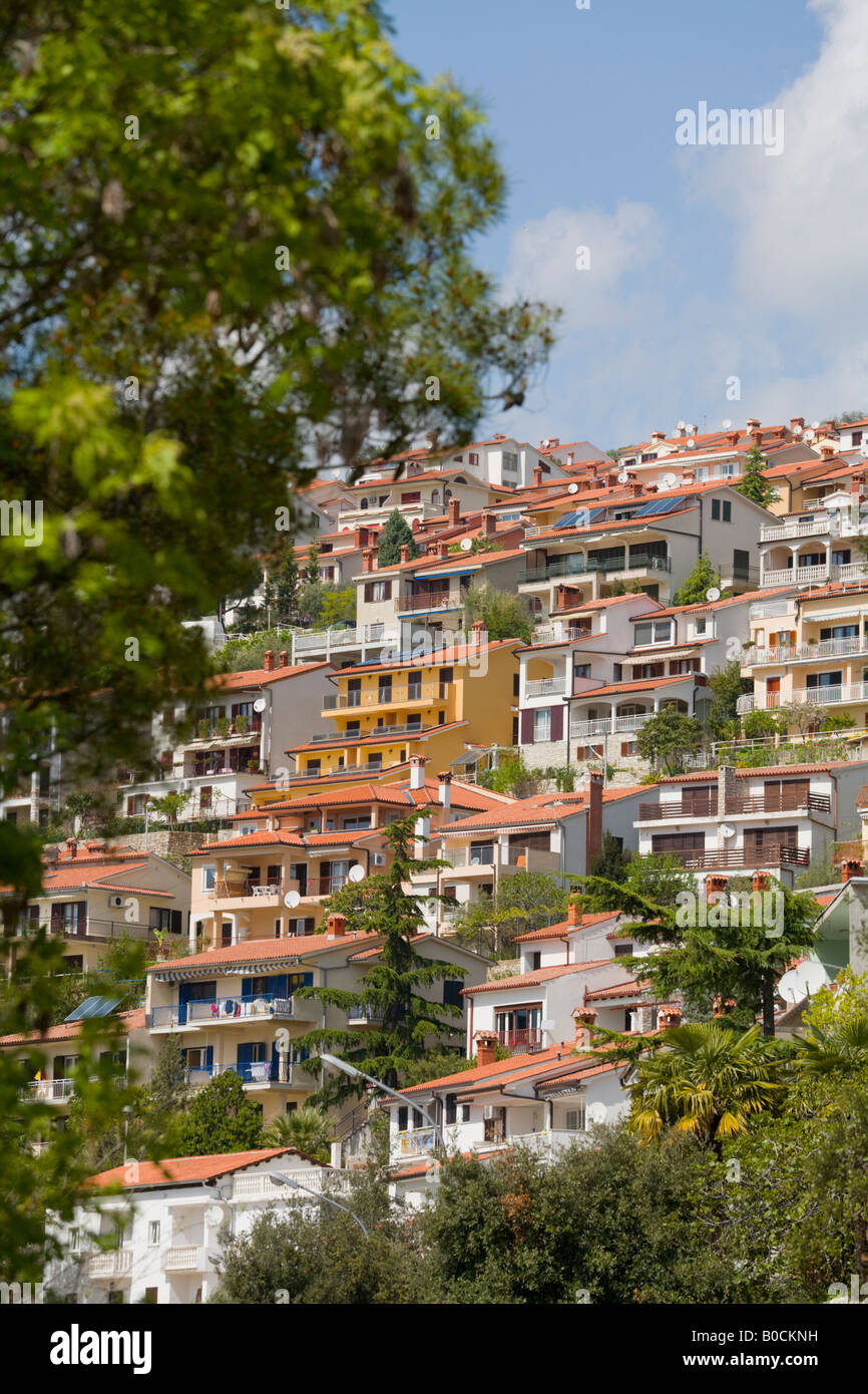 Appartamenti costruito molto ravvicinati, Rabac in Istria, Croazia Foto Stock