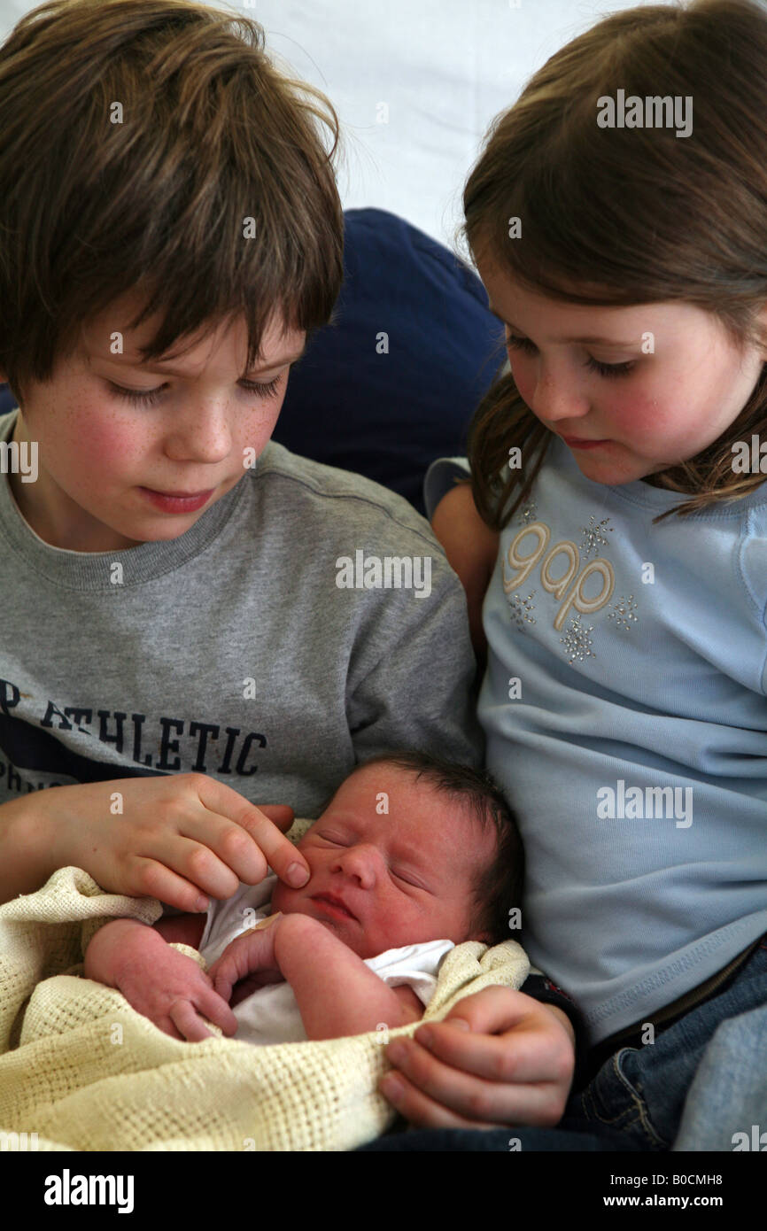 Pic da Paolo Grover Pic mostra un neonato ragazza incontra il suo fratello e sorella Foto Stock