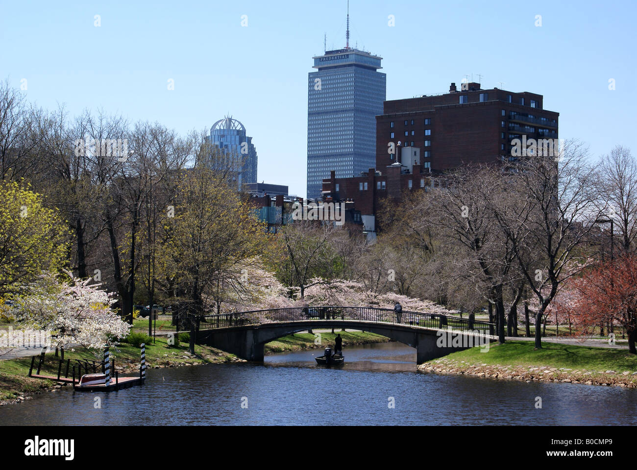 Boston's esplanade con il punto di vista della costruzione prudenziali Foto Stock