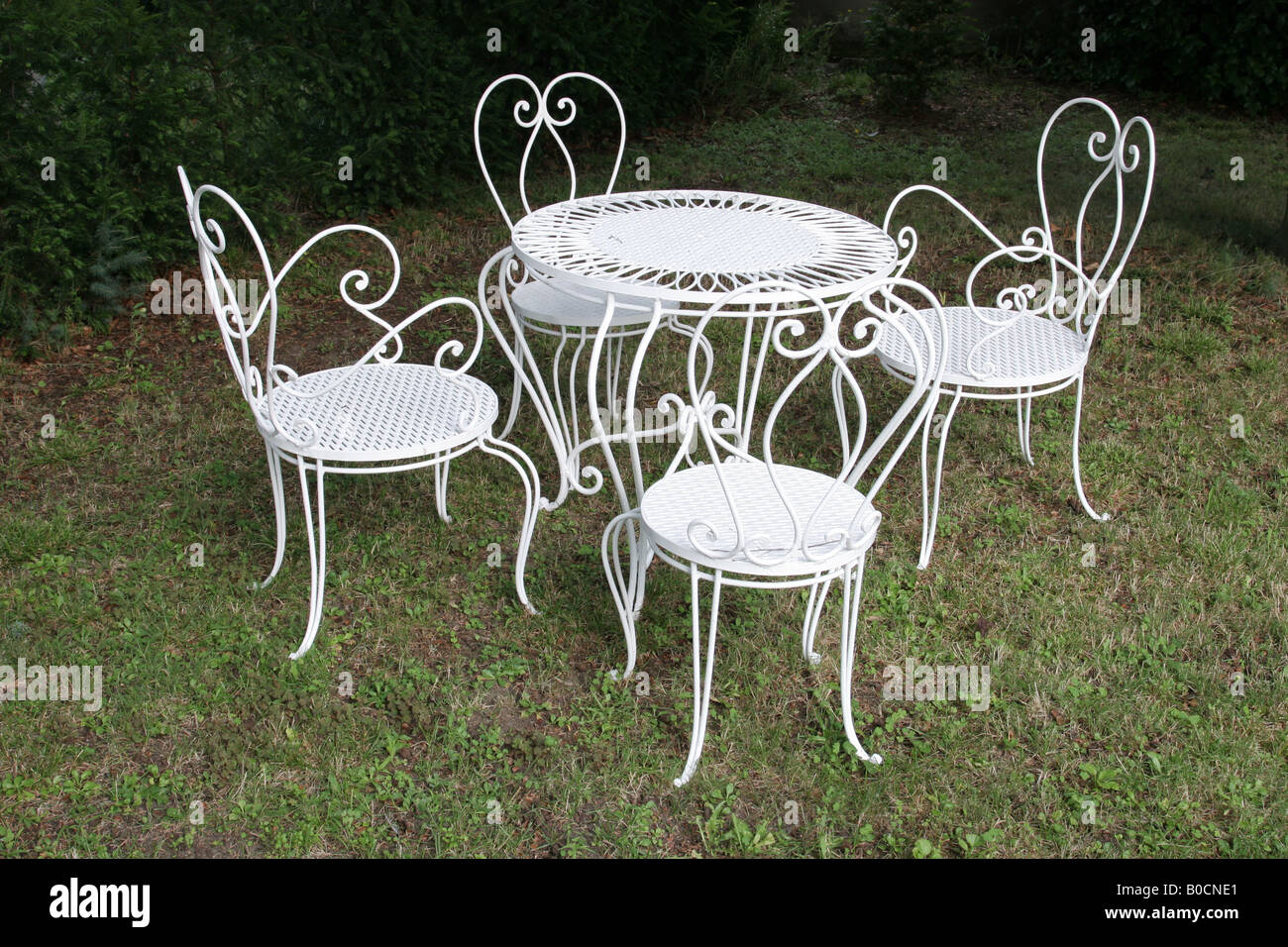 Bianco in ferro battuto tavolo da pranzo e sedie in giardino Foto stock -  Alamy