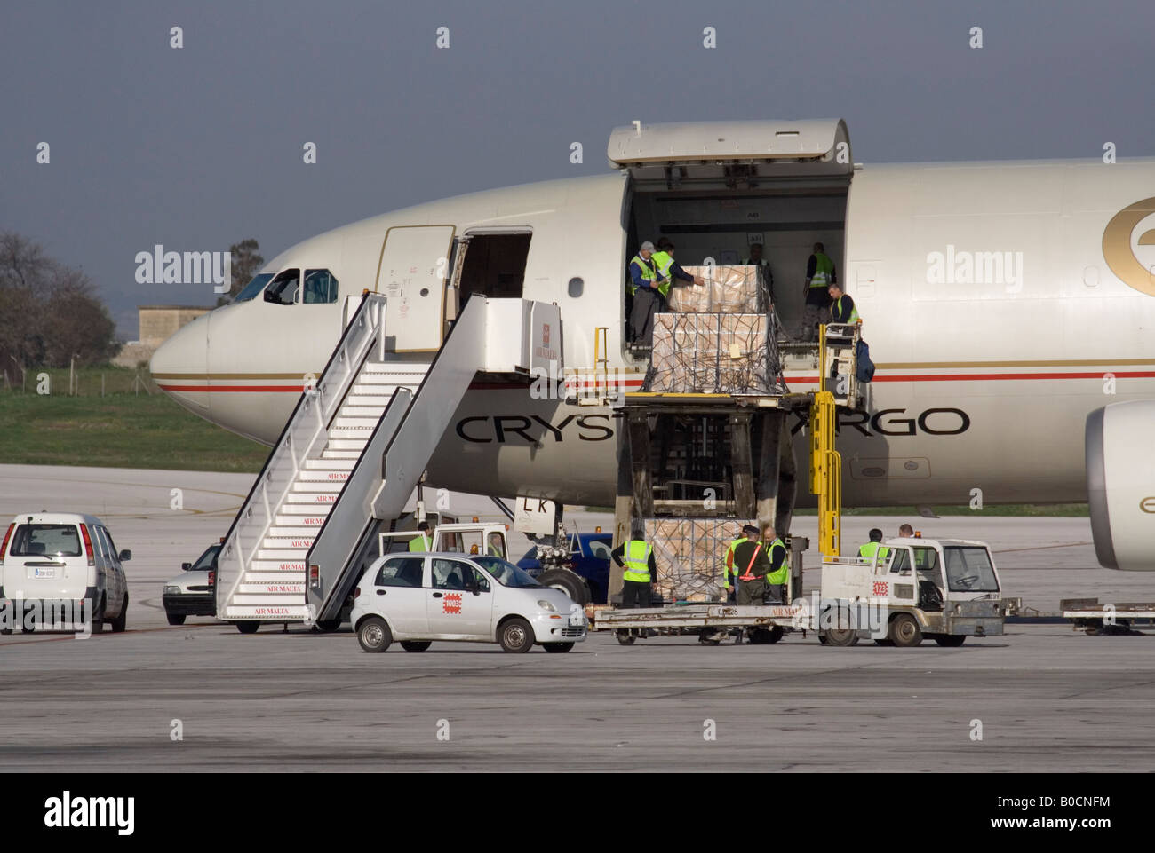 Aria commerciale la logistica del trasporto merci. Caricamento di un Etihad Crystal Cargo Airbus A300 piano a getto Foto Stock