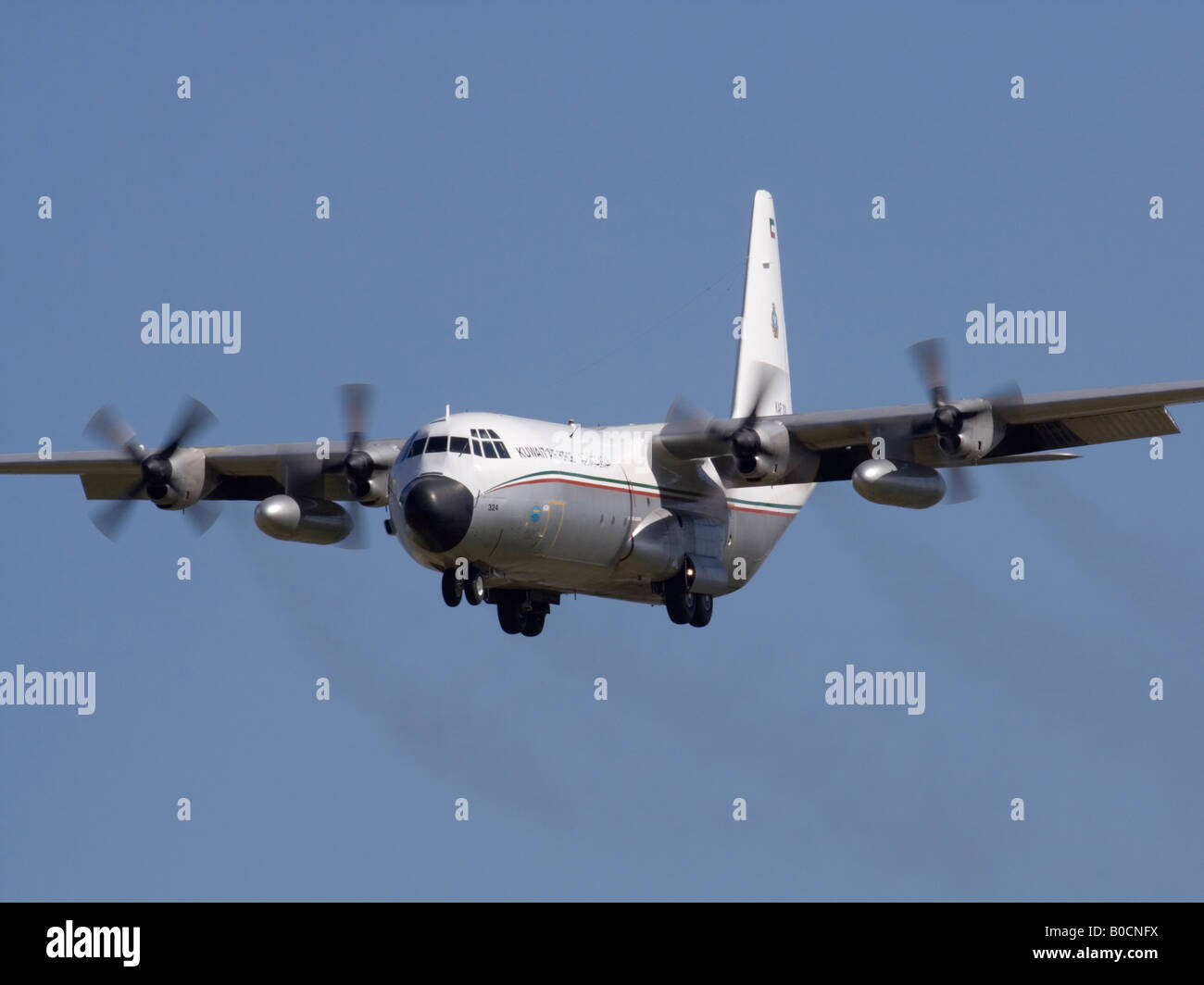 La Kuwait Air Force Hercules all'arrivo Foto Stock