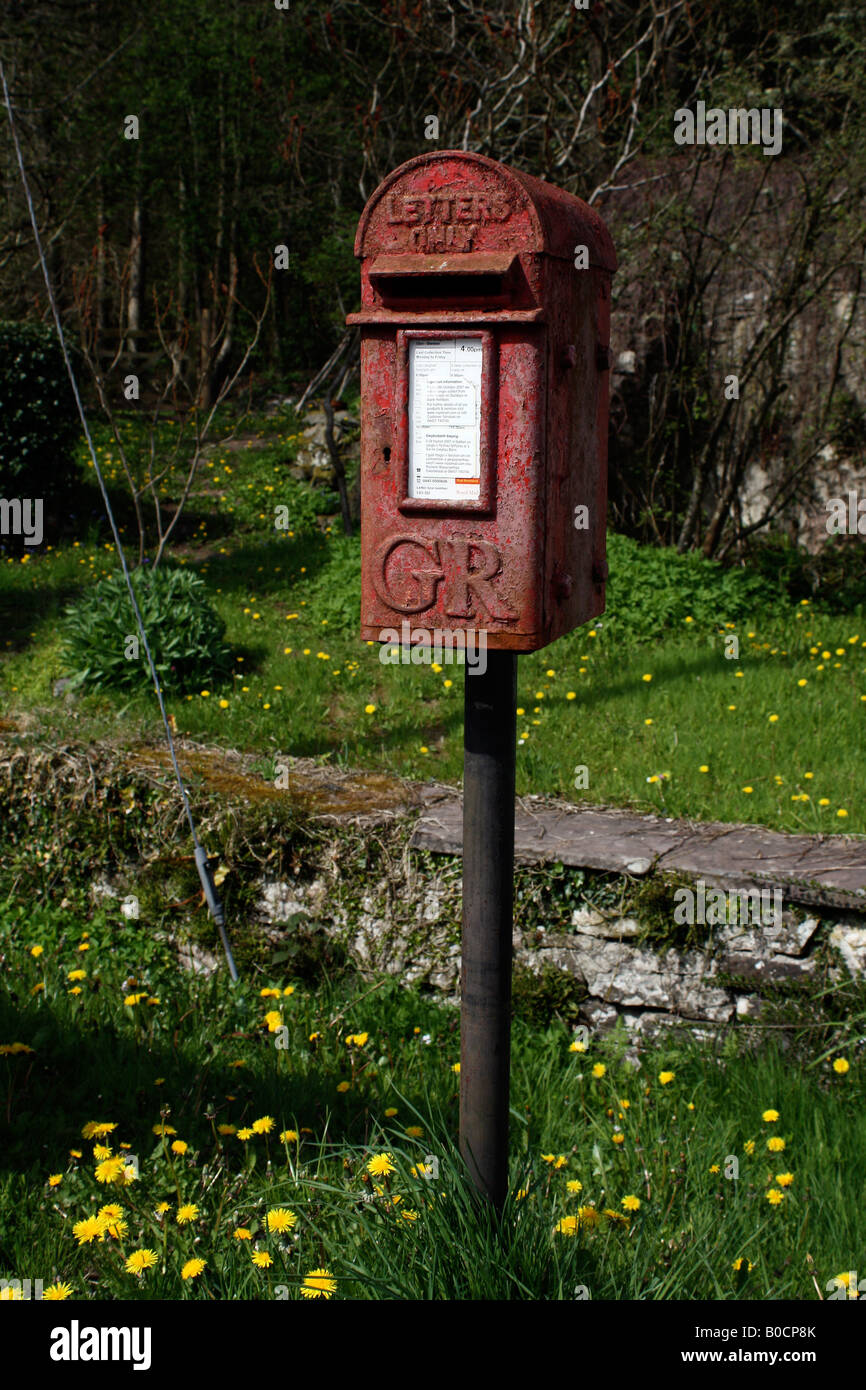 Una casella postale in campagna gallese. Foto Stock