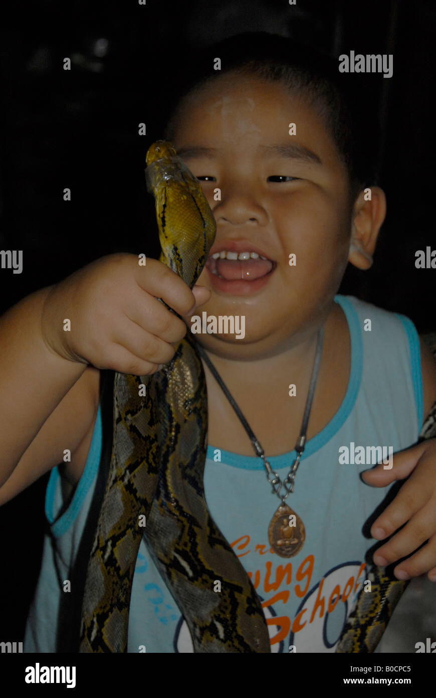Ragazzo con il suo animale domestico python , Bangkok , Thailandia Foto Stock