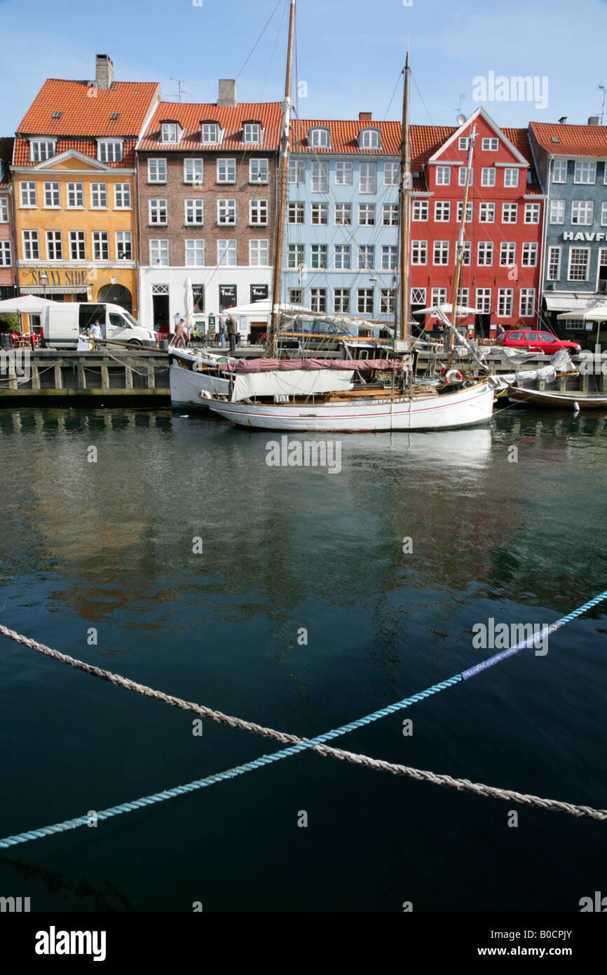 Barca ormeggiata in Nyhavn canal, Copenhagen, Danimarca. Foto Stock