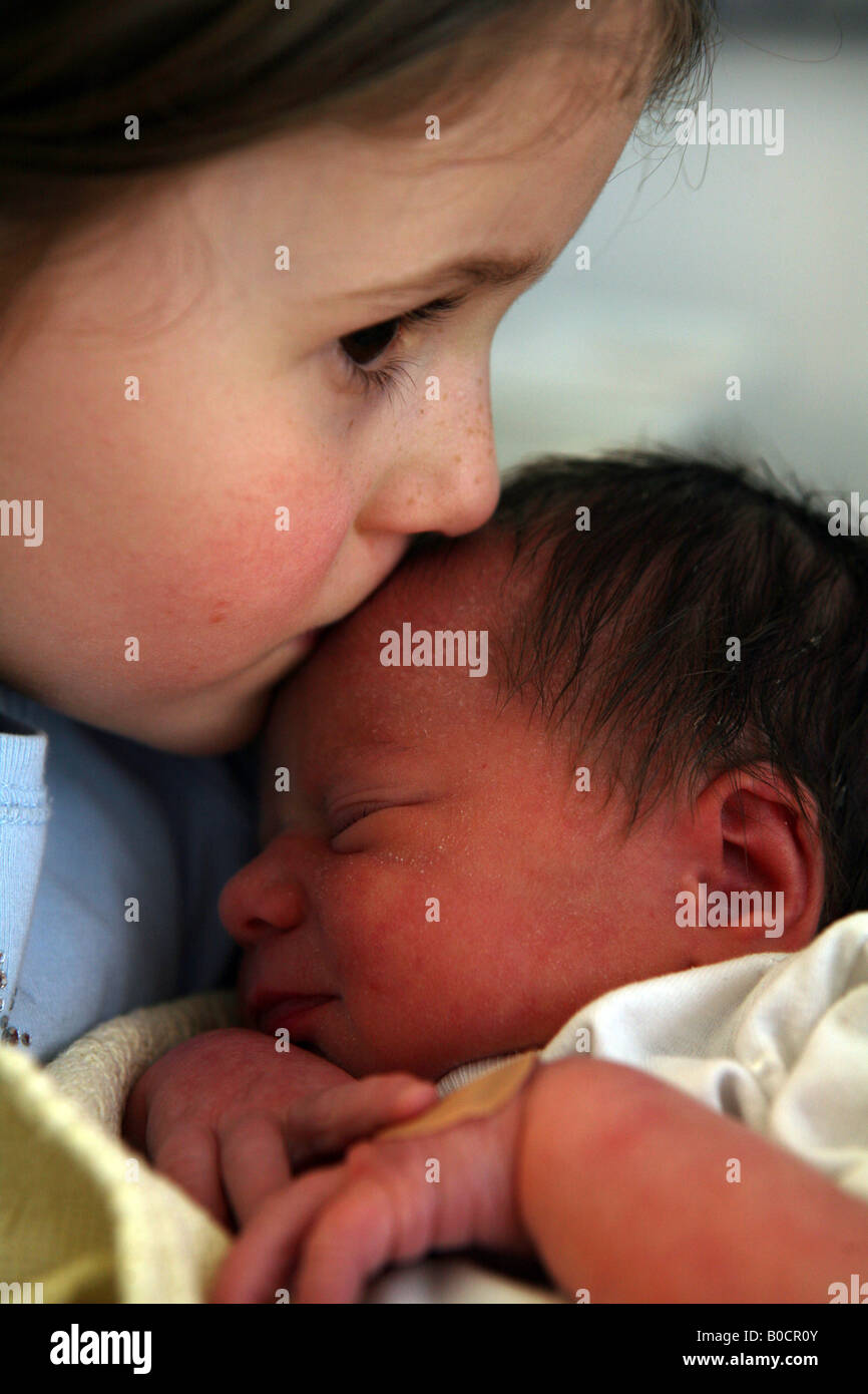 Pic da Paolo Grover Pic Mostra una ragazza incontra il suo neonato sorella Foto Stock