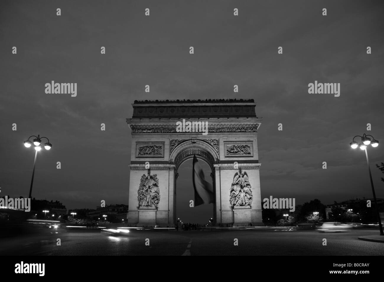 L'Arc de Triomphe al tramonto guardando ad est dall'Avenue de la Grande Armée lato. Foto Stock