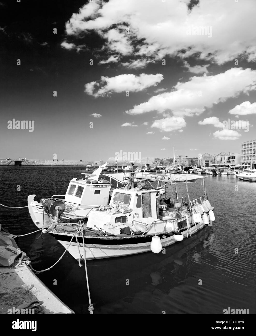 Immagine in bianco e nero di un vecchio greco barca da pesca nel porto di chaina,Creta, Grecia Foto Stock