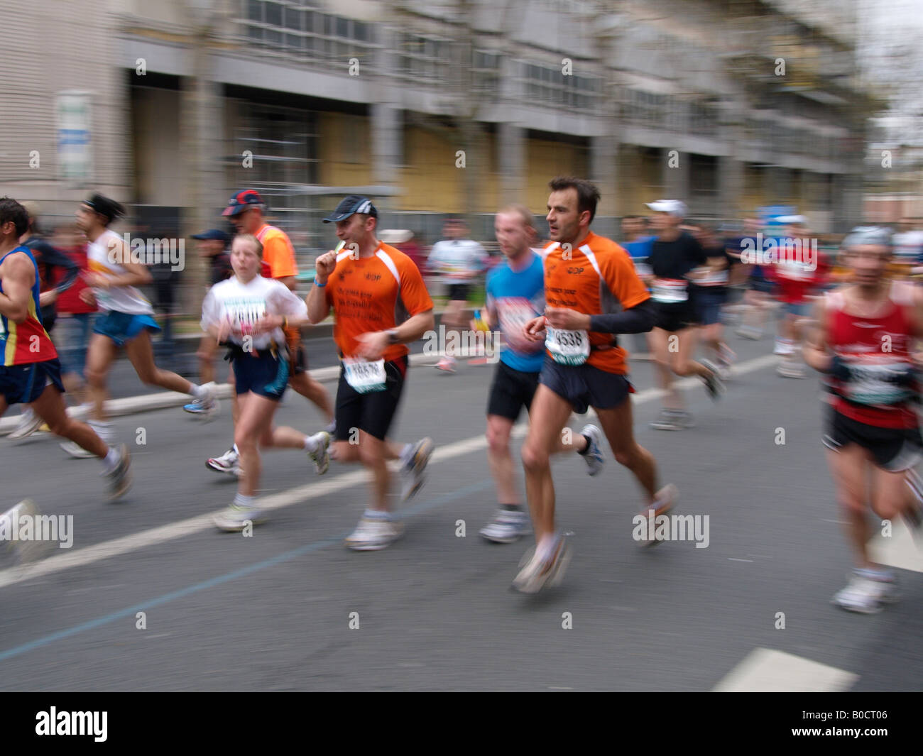 Guide amatoriali nella maratona di Parigi 2008 6 aprile in Rue de Lyon circa a metà gara Parigi Francia Foto Stock