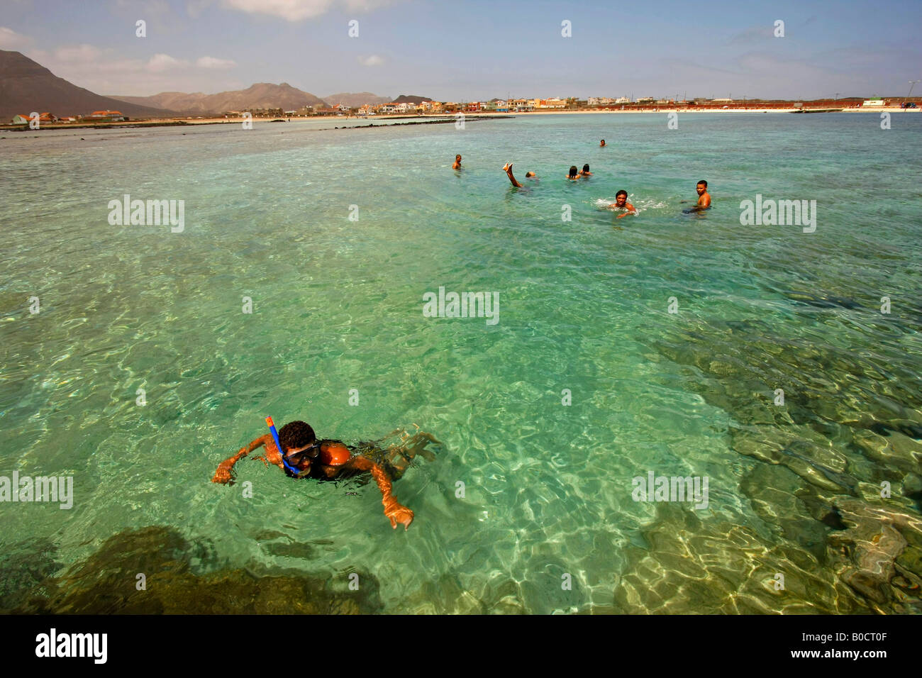 La gioventù snorkeling presso la spiaggia di Baia das Gatas sull'isola di Sao Vicente Capo Verde Africa Foto Stock