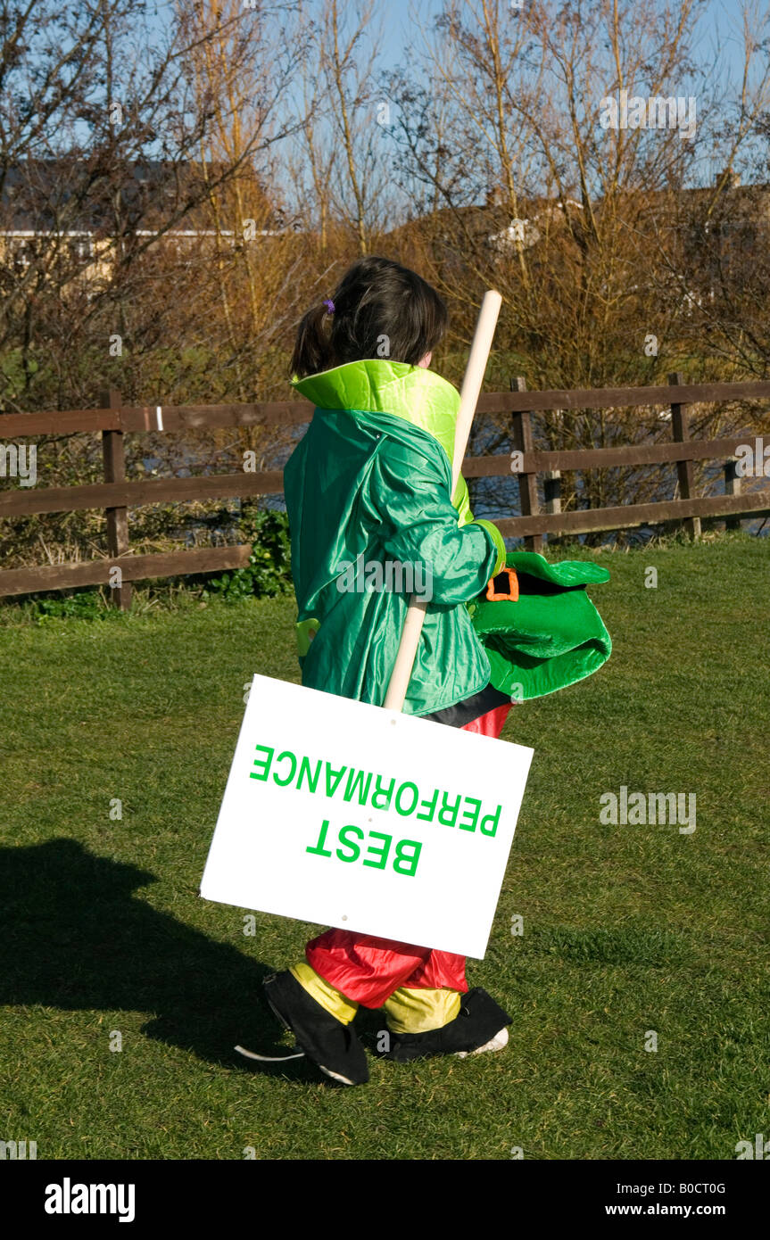 Una scena da San Patrizio parata nel villaggio di Skerries regione settentrionale della contea di Dublino in Irlanda nel 2008 Foto Stock