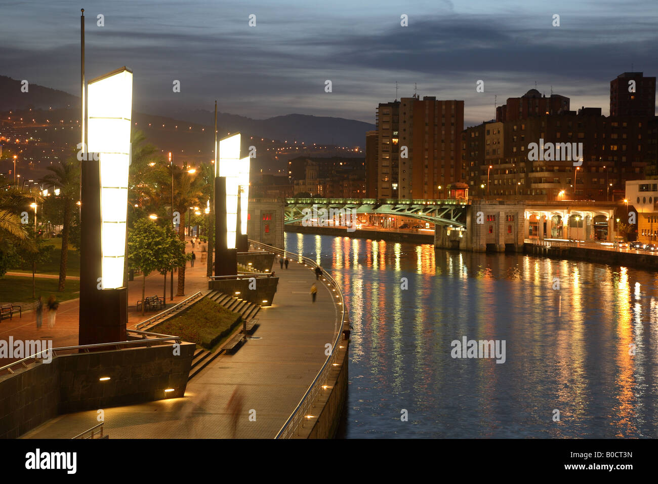 Bilbao estuario con il Puente de Deusto Bridge, Bilbao, Pais Vasco, Paesi Baschi Foto Stock