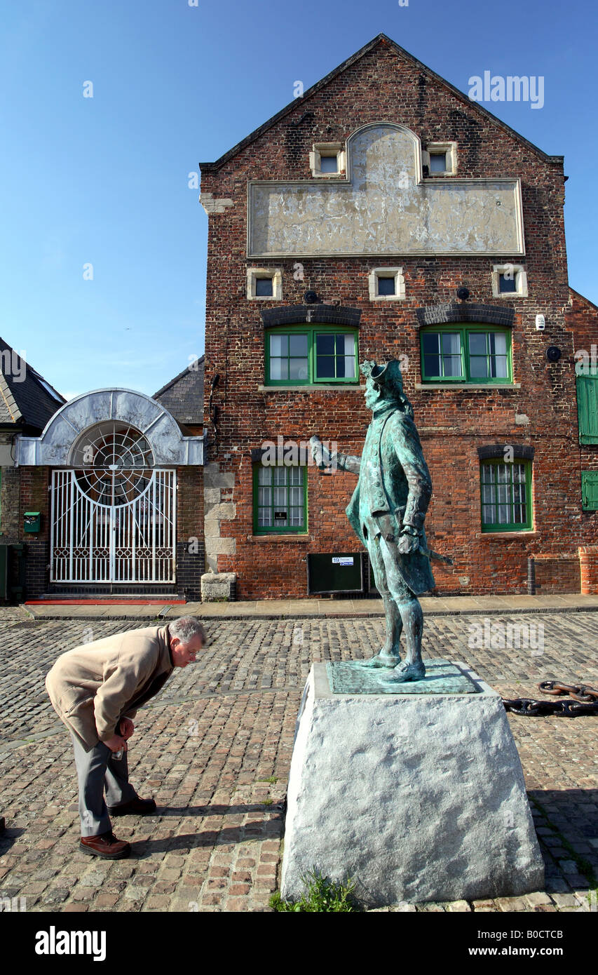 La statua del Capitano George Vancouver nella storica città di Kings Lynn nel Norfolk in Inghilterra Foto Stock