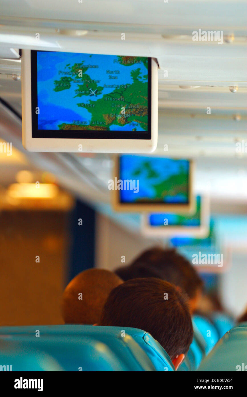 I passeggeri della compagnia aerea Jet cabina con tv video schermi televisivi che mostra Mappa di Europa europeo Airbus Foto Stock