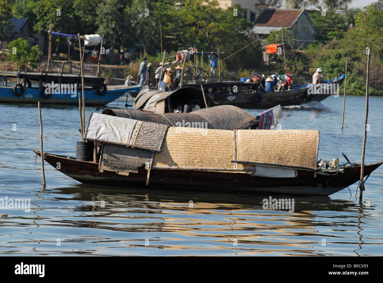 Imbarcazione Persone che vivono sul Fiume Perfume Hue Vietnam Foto Stock