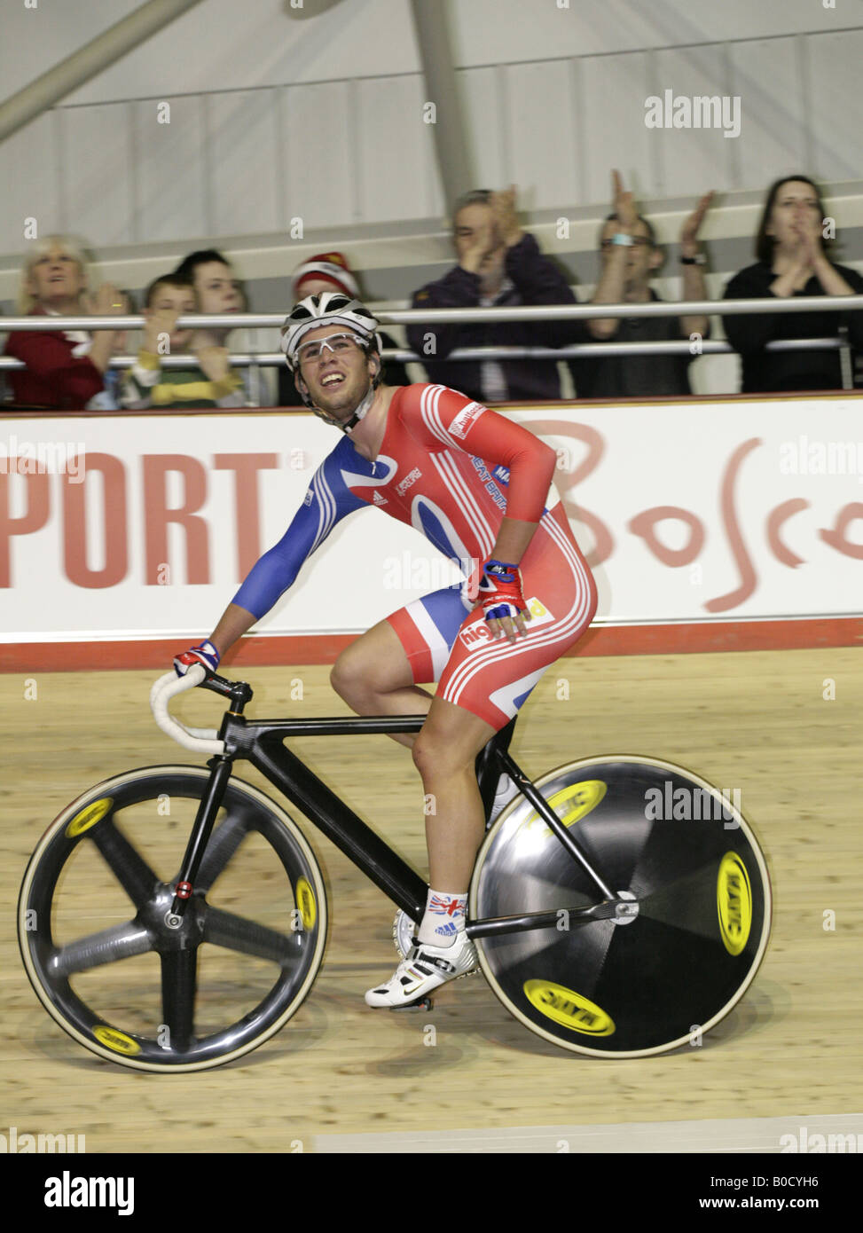 Mark Cavendish GB membro della Medaglia d Oro team vincente Manchester REGNO UNITO Velodrome UCI via del campionato del mondo di ciclismo 2008 Foto Stock