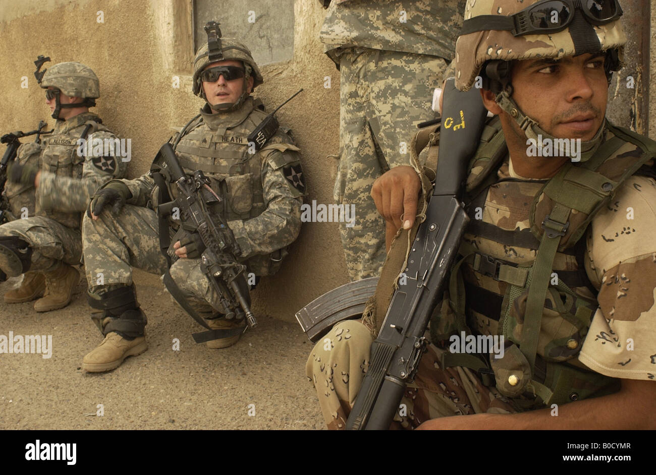 Esercito iracheno e U S i soldati dell esercito prende una pausa mentre si tira la sicurezza durante un edificio deselezionando la missione in Iraq Rashid Foto Stock