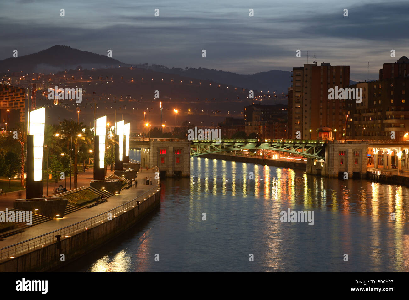 Bilbao estuario con il Puente de Deusto Bridge, Bilbao, Pais Vasco, Paesi Baschi Foto Stock