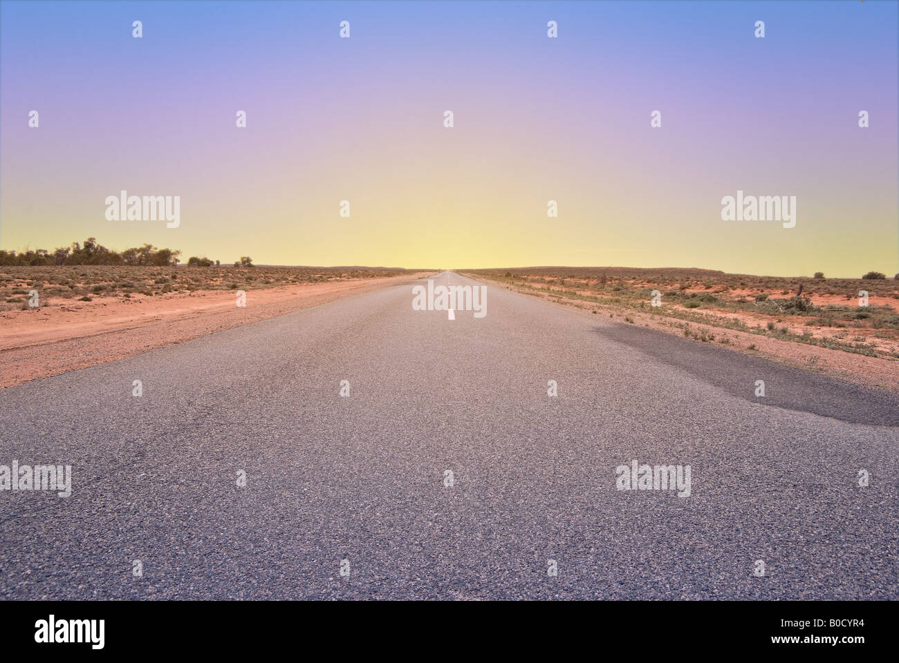 Lungo la strada che va verso il tramonto o l'alba Foto Stock