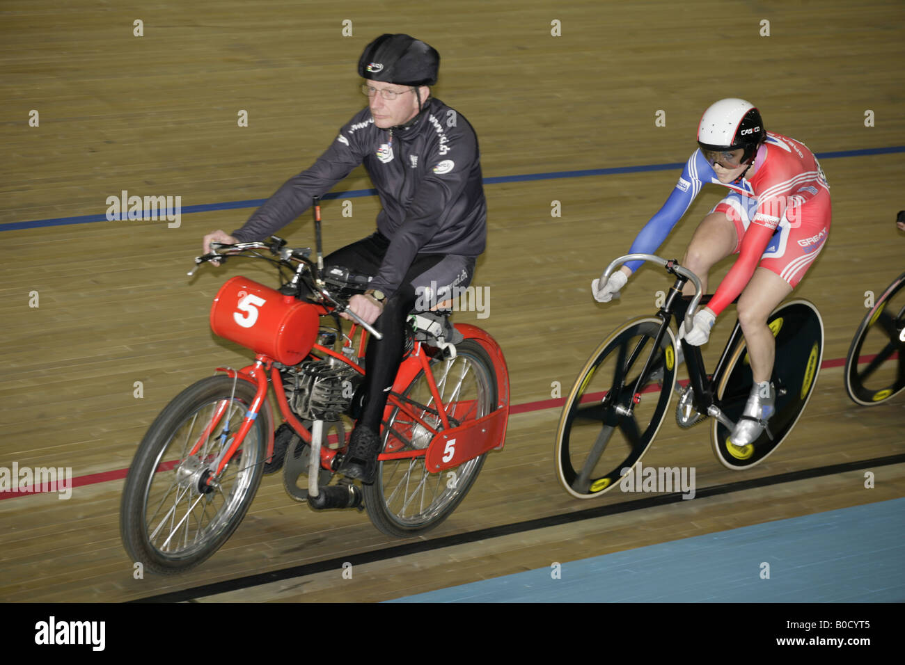 Victoria Pendleton Gran Bretagna sprinter primo round di Keirin competiition segue Derny ritmo bike Foto Stock