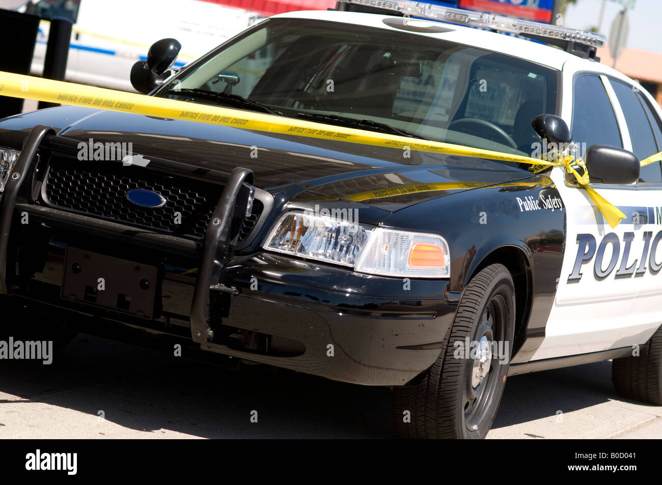 Scena del crimine in area urbana della città in Mesa,AZ,STATI UNITI D'AMERICA. Cordone di polizia fuori area attorno a una stazione di gas dopo una brutale rapina a mano armata. Foto Stock