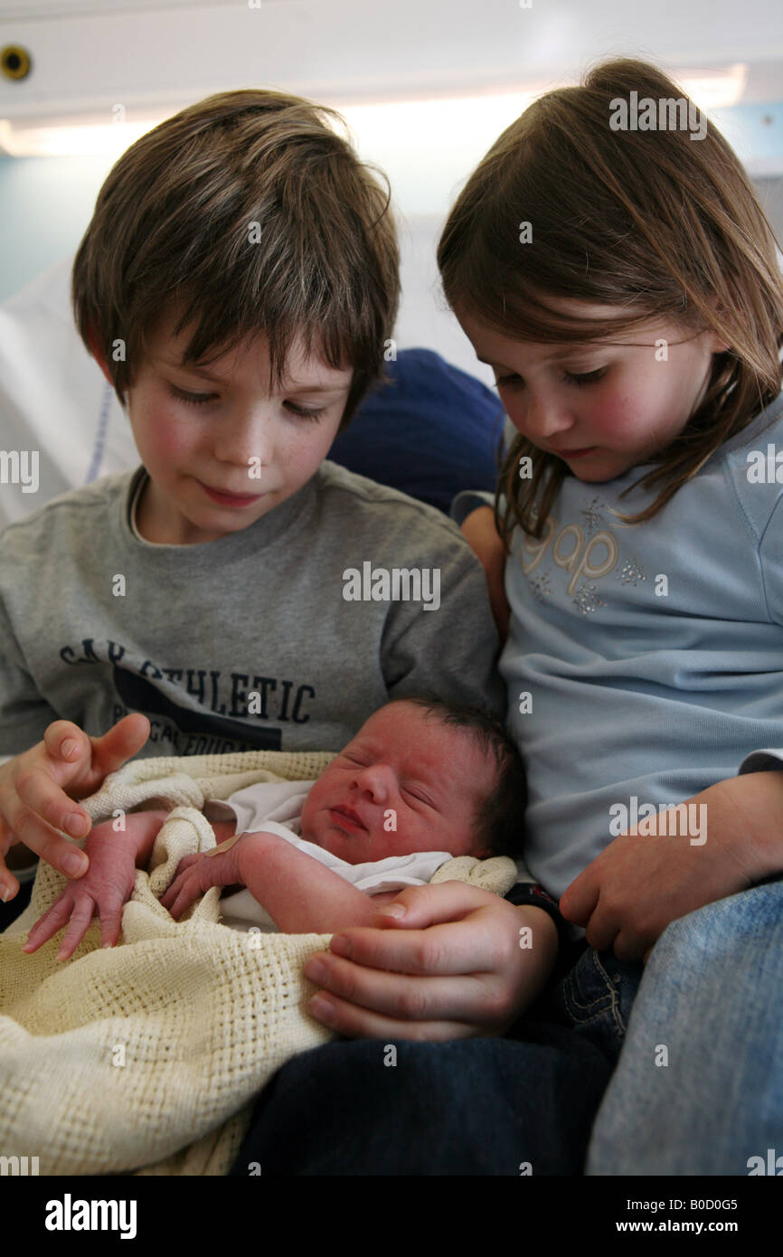 Pic da Paolo Grover Pic mostra un ragazzo e una ragazza per andare incontro alle loro neonato sorella Foto Stock