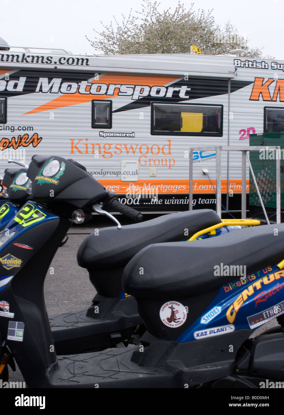 Team Motor scooter e sponsor Autocaravan nel paddock di Oulton Park Inghilterra Cheshire presso British Superbike Foto Stock