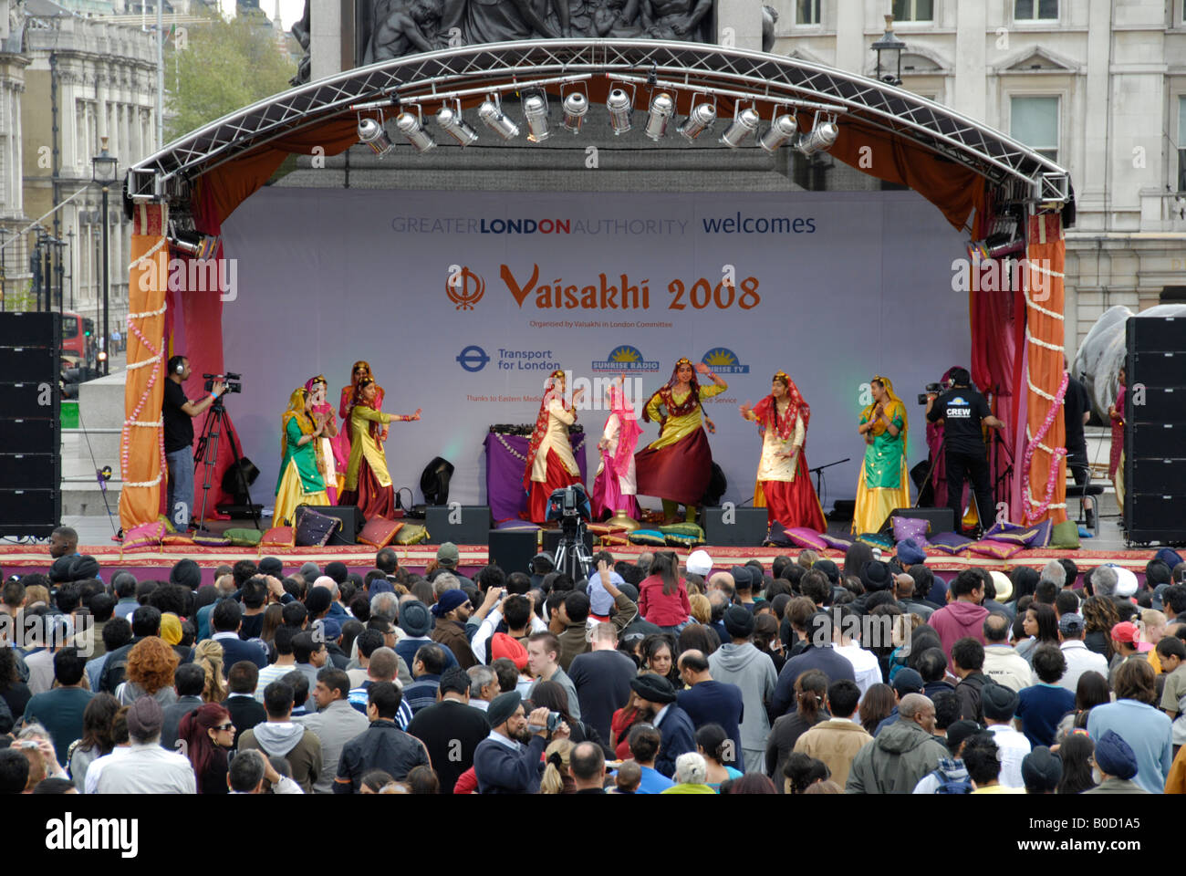 Ballerini sul palcoscenico del 2008 Sikh Vaisakhi Anno Nuovo Festival in Trafalgar Square Londra Foto Stock