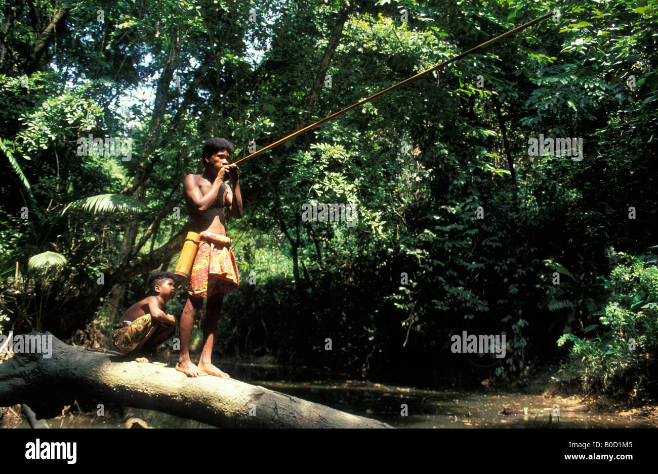 Malaysia la orang asli gli abitanti originari della Malesia con cannelli  nella giungla del Taman Negara Foto stock - Alamy