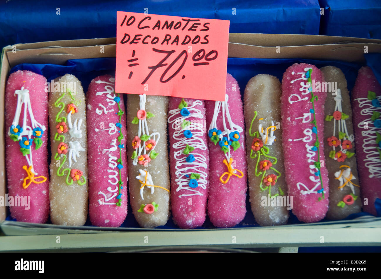 Scatola di decorate Camotes - canditi di patata dolce. In vendita in un tradizionale Santa Clara negozio di dolci Puebla, Messico Foto Stock