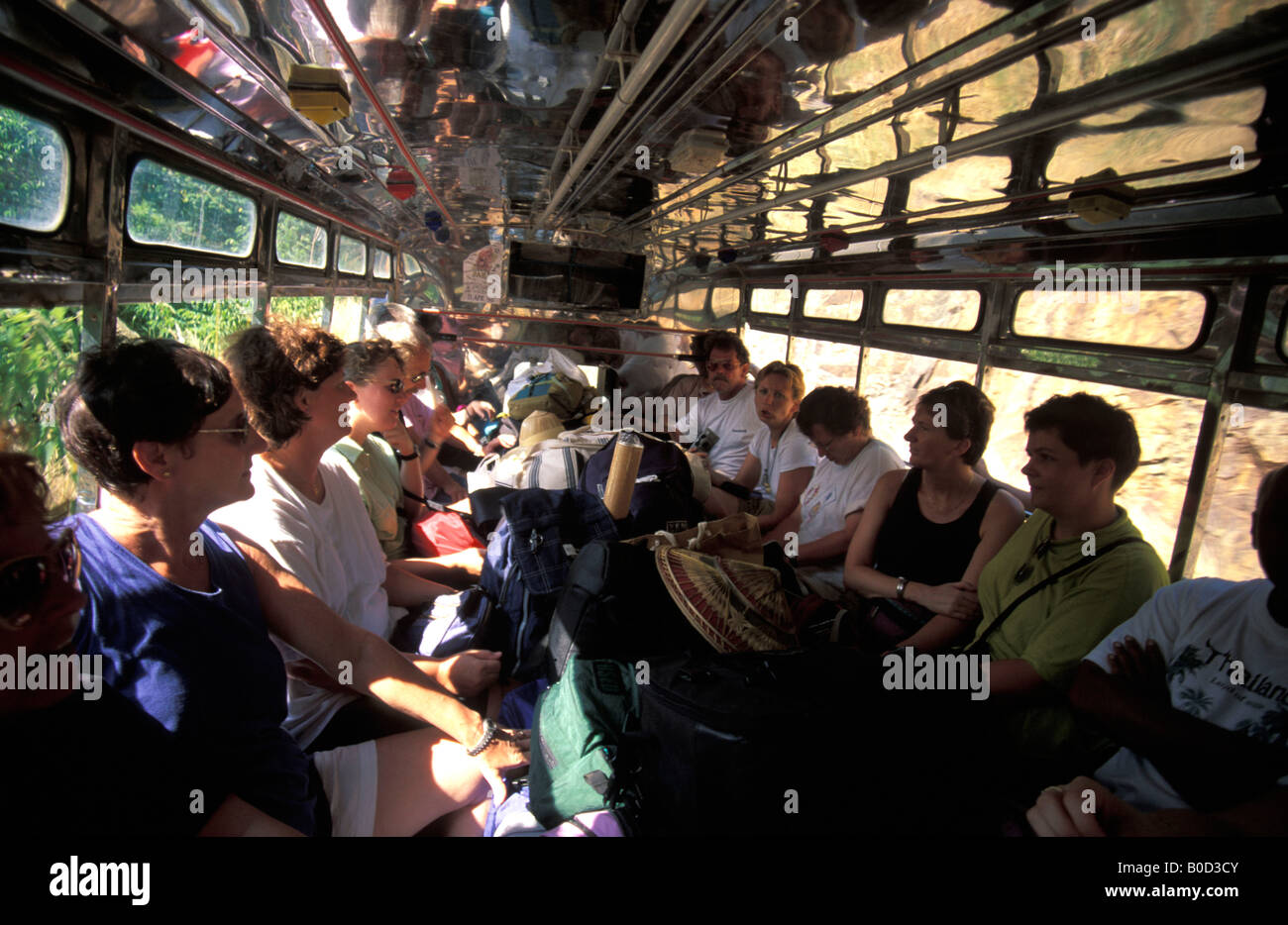 Ko Chang isola un gruppo di turisti che arrivano in autobus Foto Stock