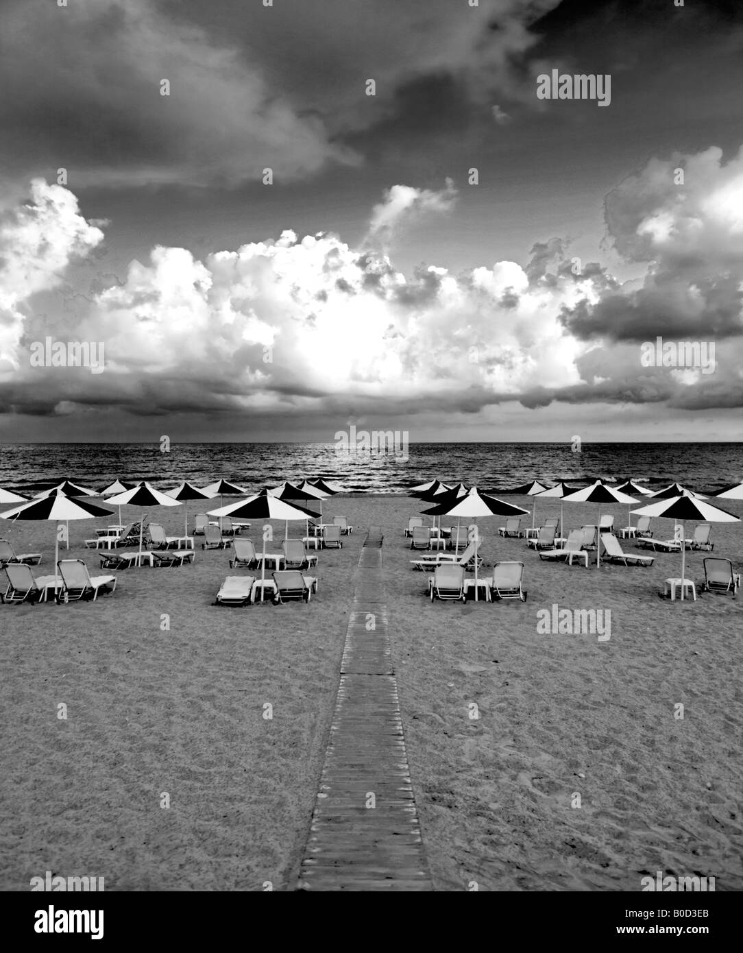 Spiaggia umberellas su una spiaggia di Rethimno Foto Stock