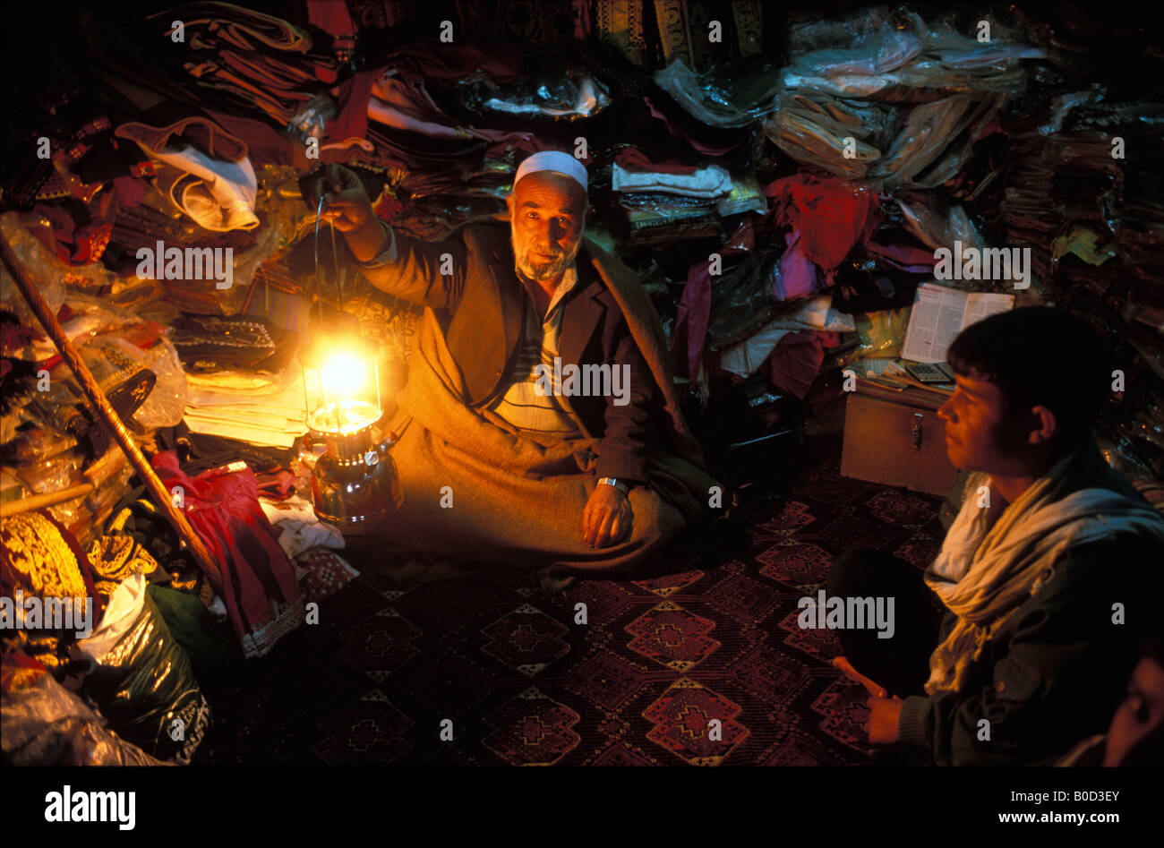 Kabul senior proprietaria del negozio di souvenir con nessuna alimentazione elettrica o la luce elettrica Foto Stock