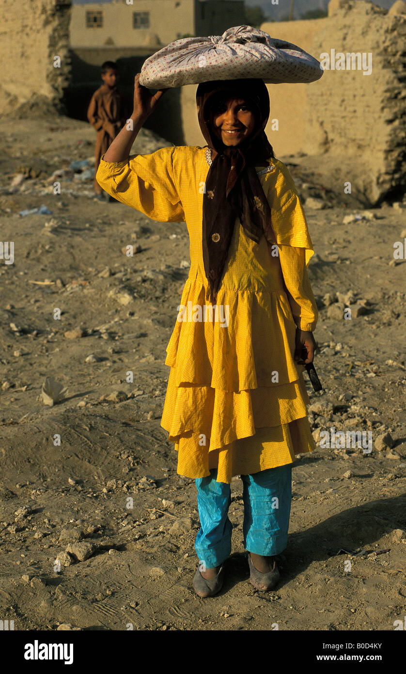 Kabul una ragazza in un distrutta parte della città Foto Stock