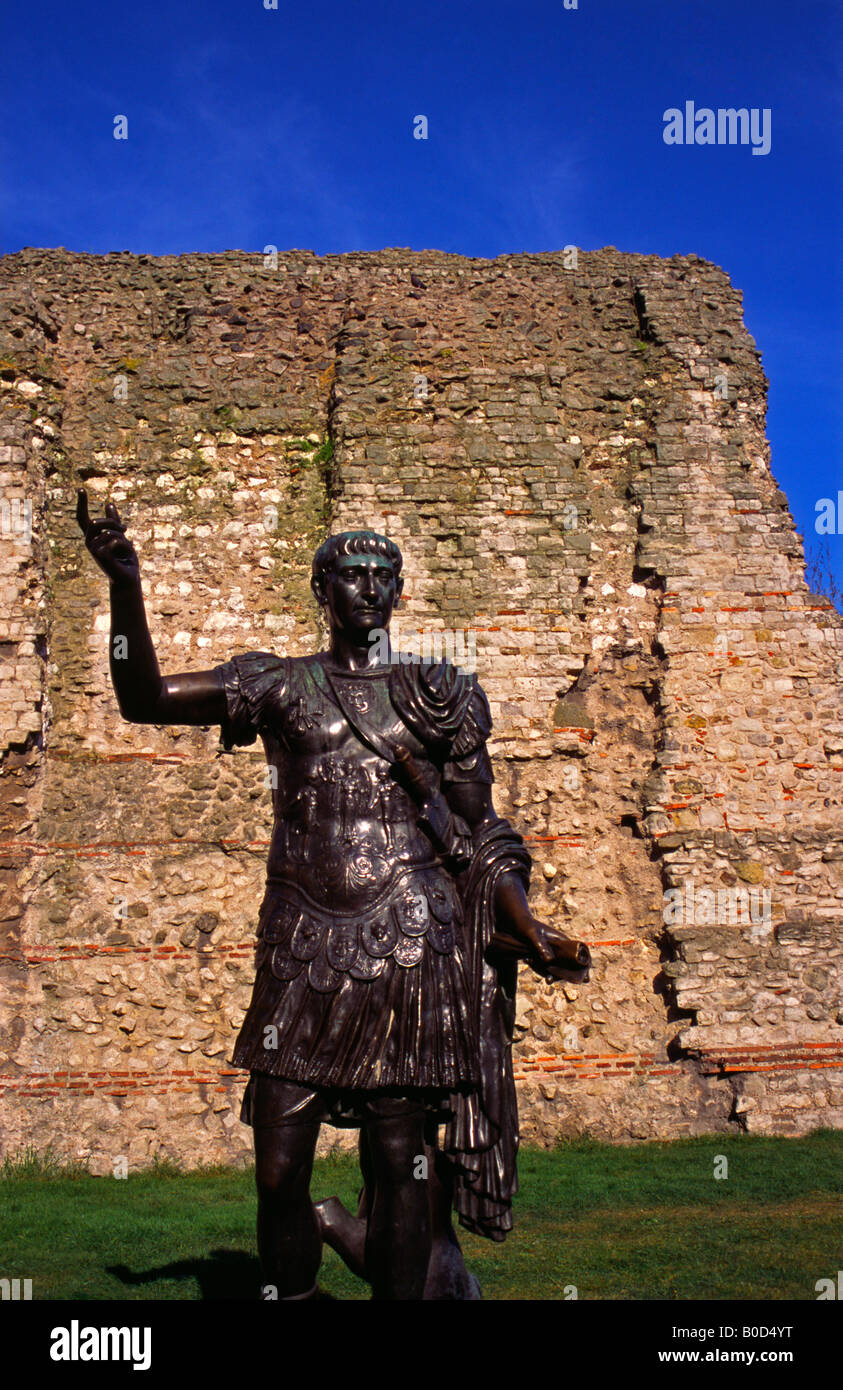 Londra il muro romano a Tower Hill con l Imperatore Trajans statua Foto Stock