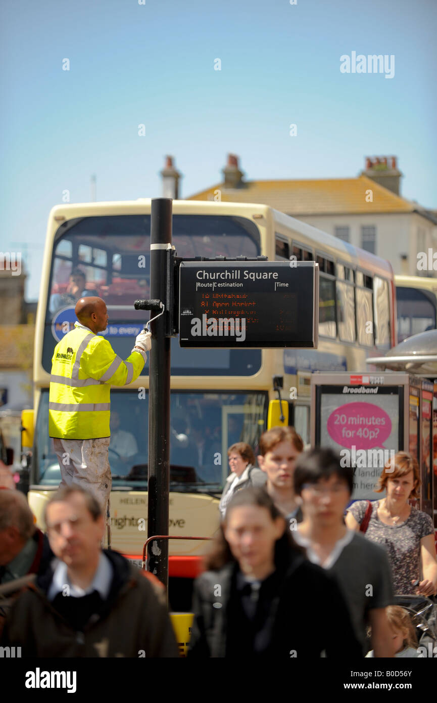 Un operaio pittura una fermata di autobus di Churchill Square Brighton. Foto da Jim Holden. Foto Stock
