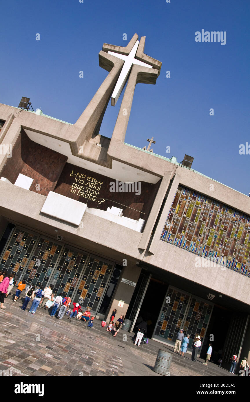 La forma circolare nuova Basilica de Guadalupe. Città del Messico. Porte e finestre di vetro colorato che circonda tutto il perimetro. Foto Stock