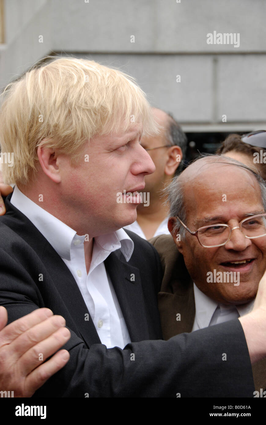 Il sindaco di Londra Boris Johnson essendo congratulato da uomini indiano a 2008 Sikh Vaisakhi Anno Nuovo Festival in Trafalgar Square. Foto Stock