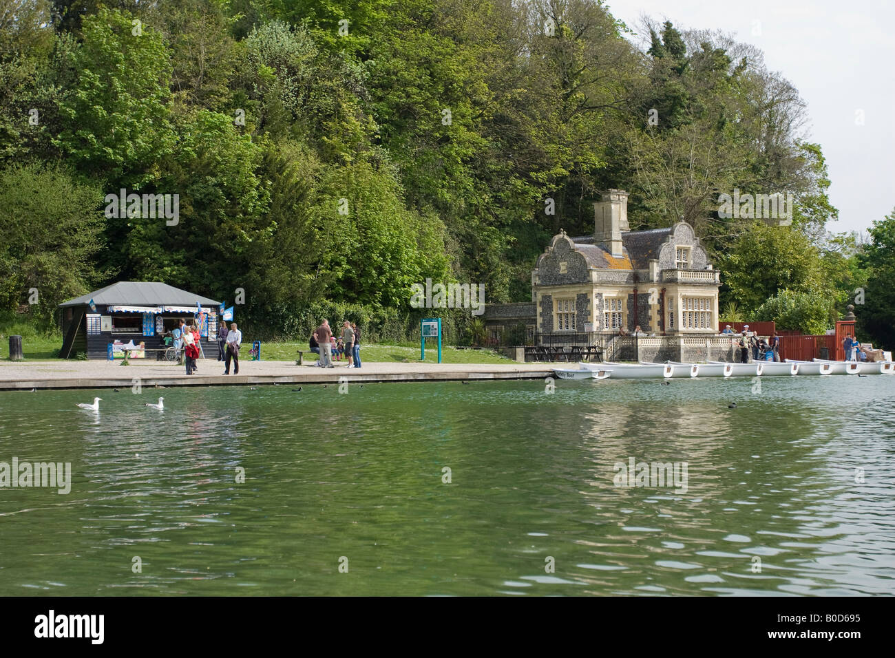 Persone che si godono themelves al Swanbourne Lake, Arundel, West Sussex, Inghilterra Foto Stock