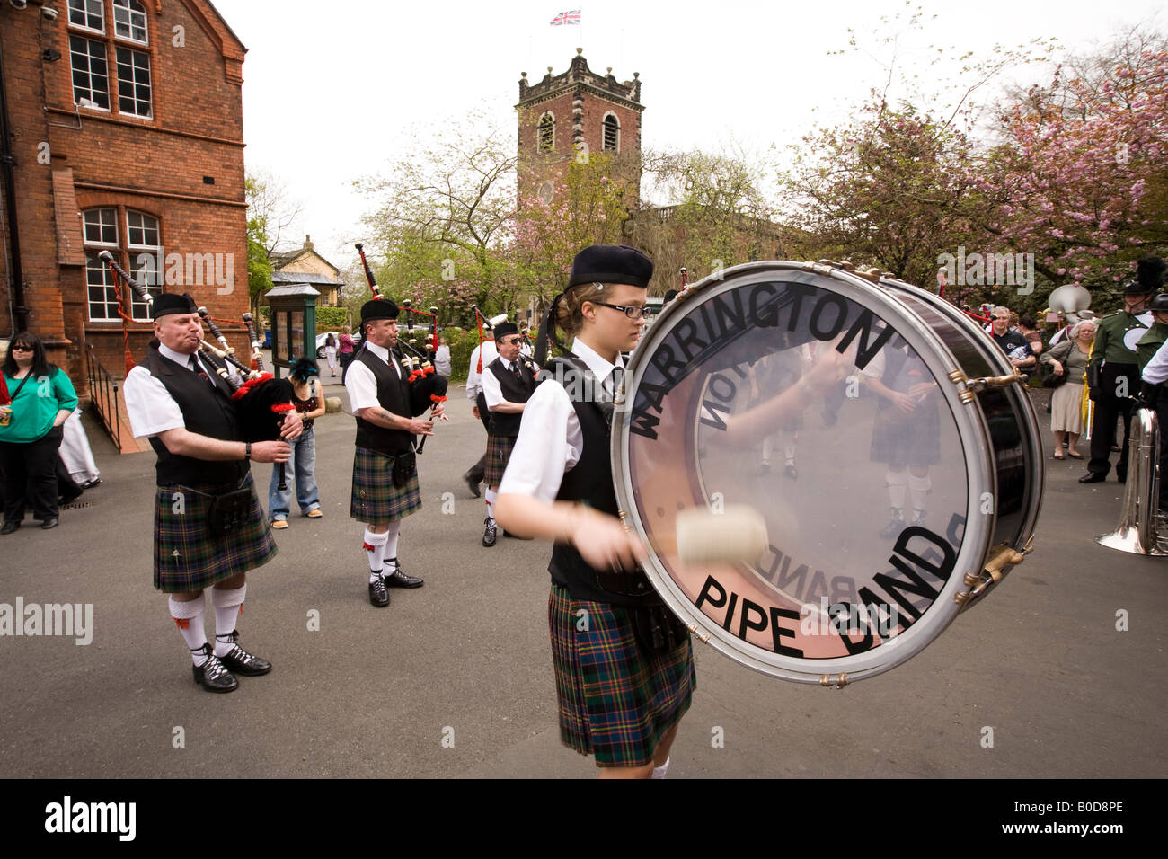 Regno Unito Cheshire Knutsford Royal giorno di maggio processione Warrington Pipe Band pratica prima della sfilata Foto Stock