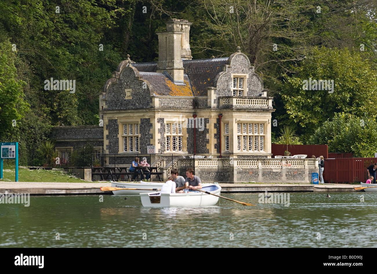 Persone in barca sul lago Swanbourne, Arundel, Sussex, Inghilterra, Regno Unito Foto Stock